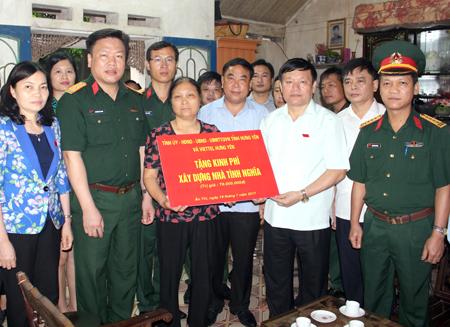 Chủ tịch UBND tỉnh Nguyễn Văn Phóng trao tặng quà và kinh phí xây dựng nhà cho thân nhân liệt sỹ