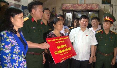 Chủ tịch UBND tỉnh thăm và tặng quà một số gia đình người có công với cách mạng tại Phù Cừ và Ân Thi