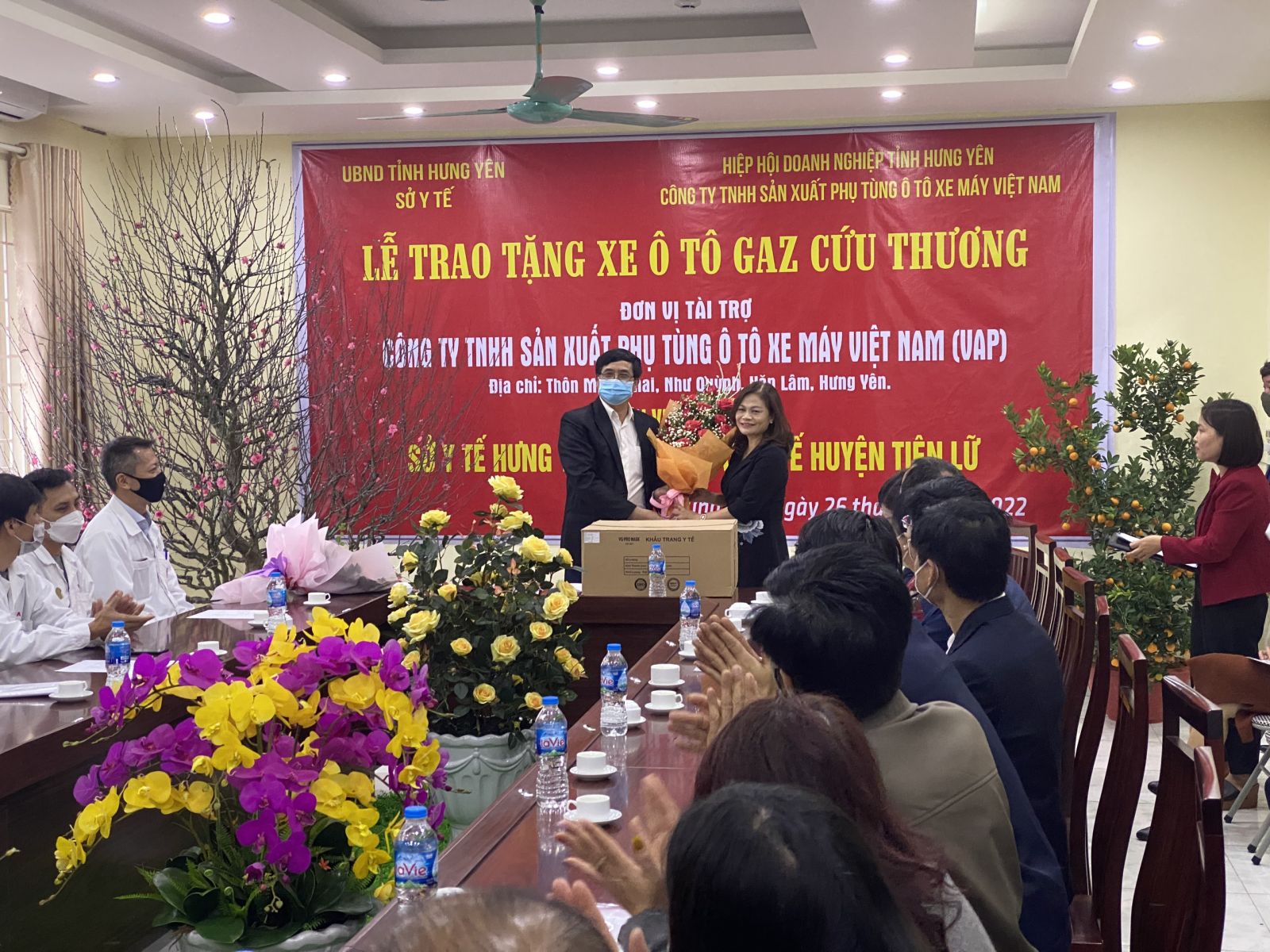 Trao tặng ô tô gaz cứu thương và 1000 chiếc Khẩu trang y tế cao cấp VG Pro Mask cho Trung tâm y tế huyện Tiên Lữ