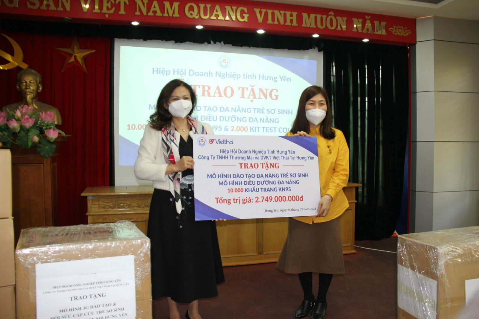 Hiệp hội Doanh nghiệp tỉnh trao tặng trang thiết bị, vật tư y tế cho ngành Y tế tỉnh Hưng Yên
