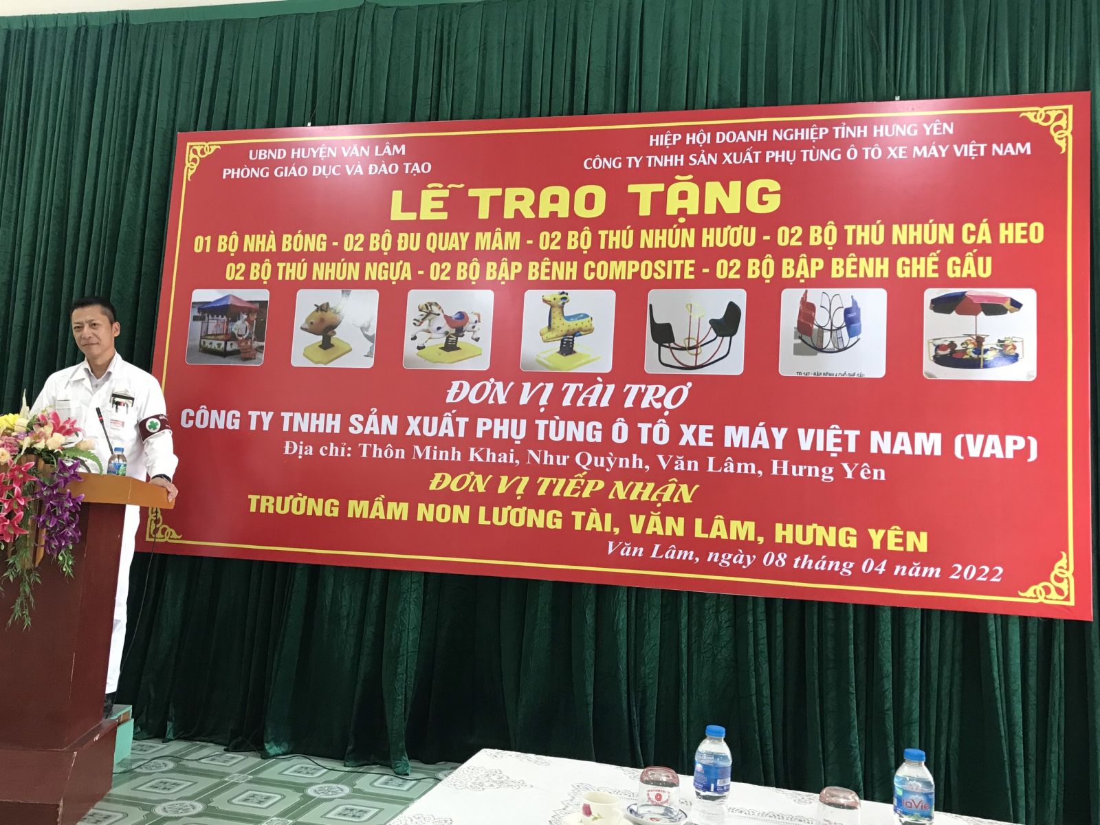 Công ty TNHH sản xuất phụ tùng ô tô xe máy Việt Nam (VAP) trao tặng trang thiết bị dạy học và đồ chơi cho trường THCS xã Hồng Vân, huyện Ân Thi và trường Mầm non xã Lương Tài, huyện Văn Lâm