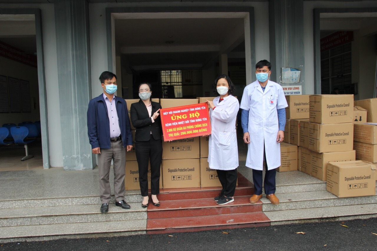 Hiệp hội Doanh nghiệp tỉnh Hưng Yên trao tặng 4.000 bộ bảo hộ cho Bệnh viện Phổi và Bệnh viện Nhiệt Đới Hưng Yên